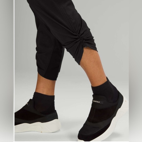 Lululemon Women’s Dance Studio Mid-Rise Crop 25", Size 10 - Picture 4 of 16